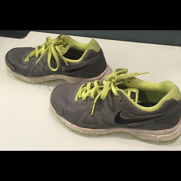 Girl’s Nike Revolution 2 running sneakers size 3.5 - Picture 2 of 3